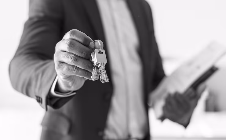 Agente imobiliário a atender um cliente